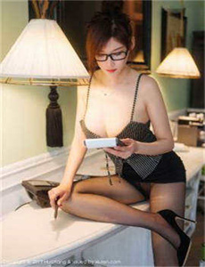 《极品美女扒开粉嫩小泬图片》