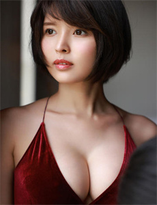 《王依萌》
